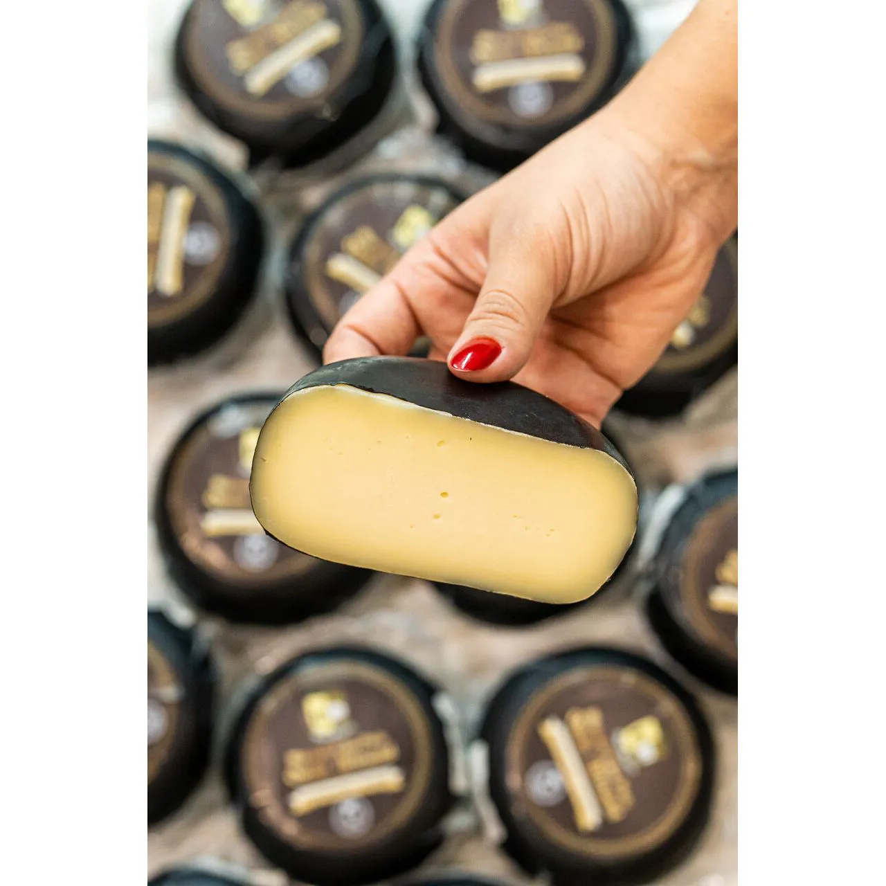 Queijo Maranata Capa Preta em tábua